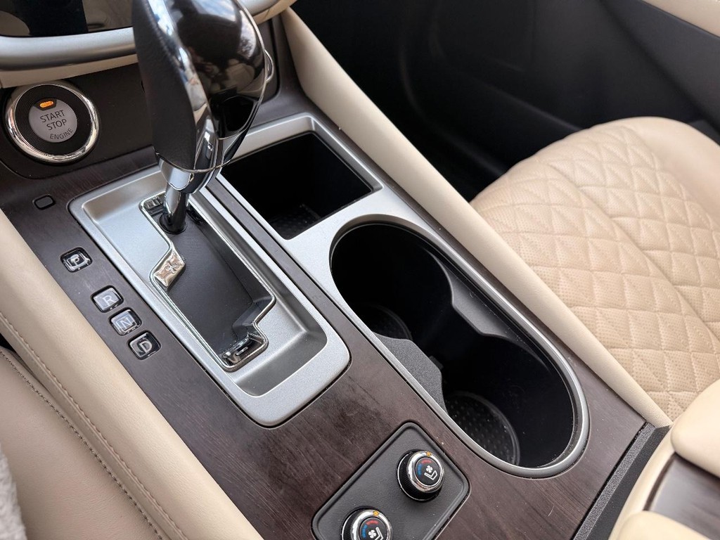 Nissan Murano Vehicle Full-screen Gallery Image 09