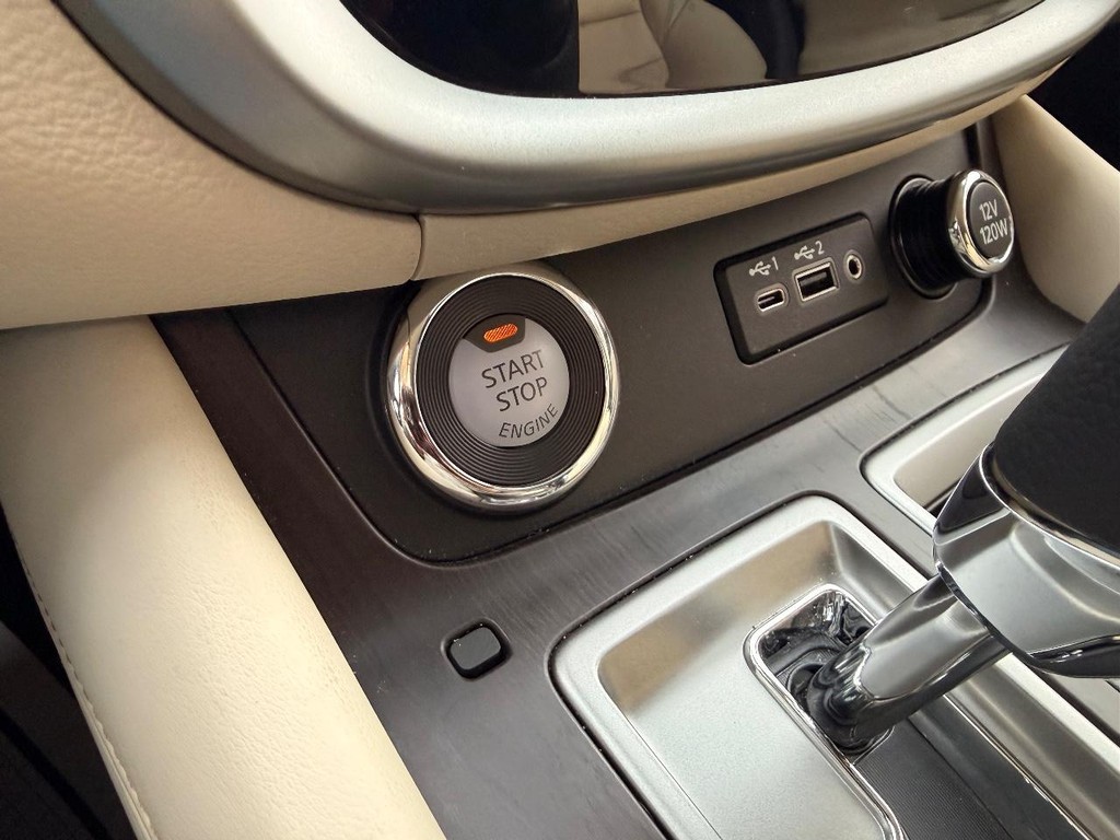 Nissan Murano Vehicle Full-screen Gallery Image 10