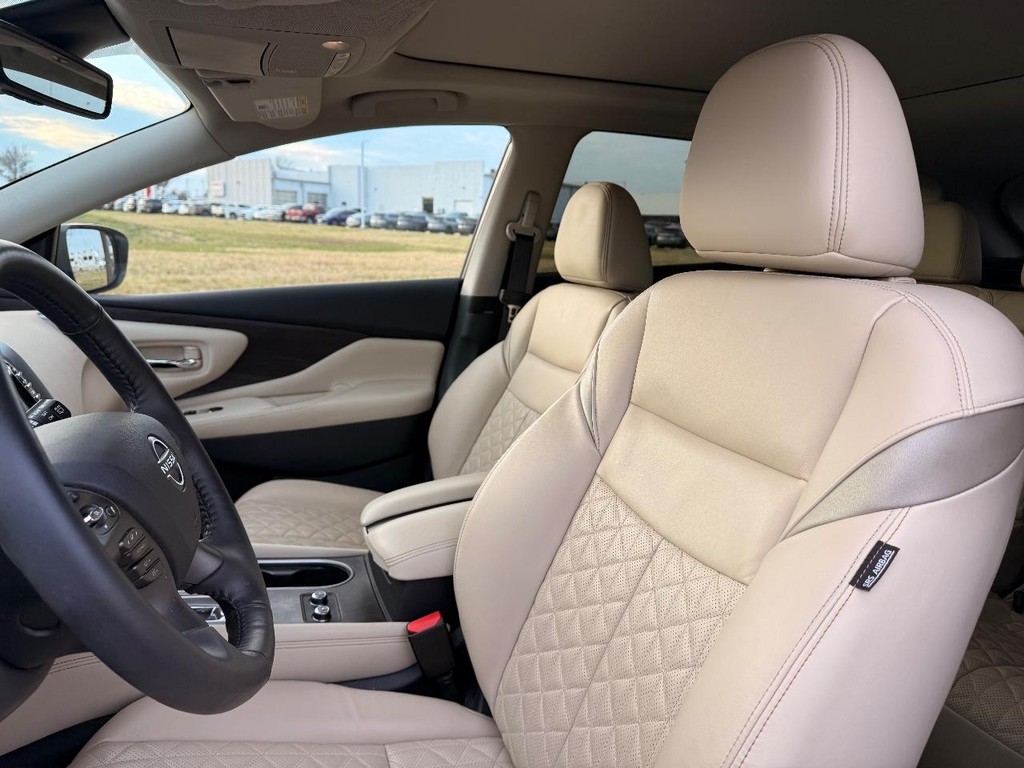 Nissan Murano Vehicle Full-screen Gallery Image 15