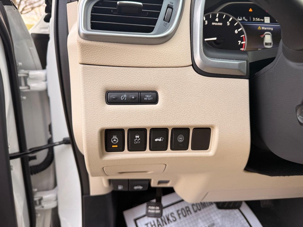 Nissan Murano Vehicle Full-screen Gallery Image 16