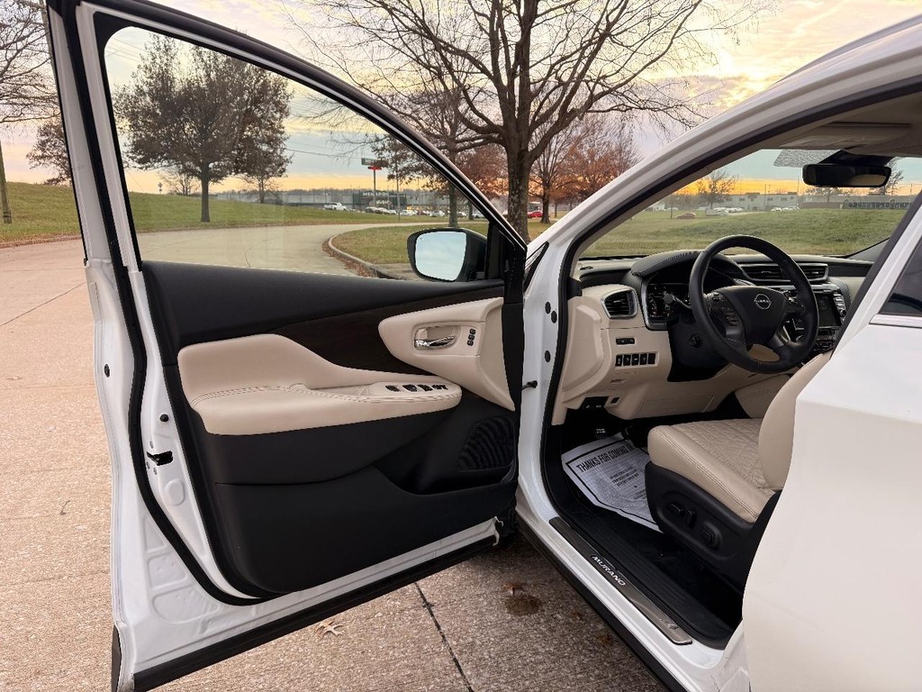 Nissan Murano Vehicle Full-screen Gallery Image 18