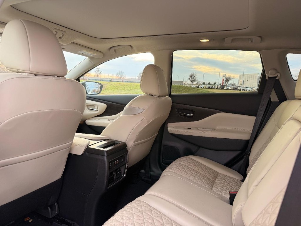 Nissan Murano Vehicle Full-screen Gallery Image 20