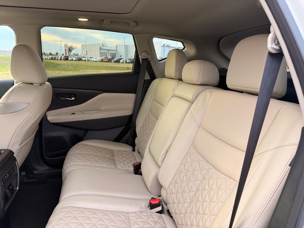 Nissan Murano Vehicle Full-screen Gallery Image 23