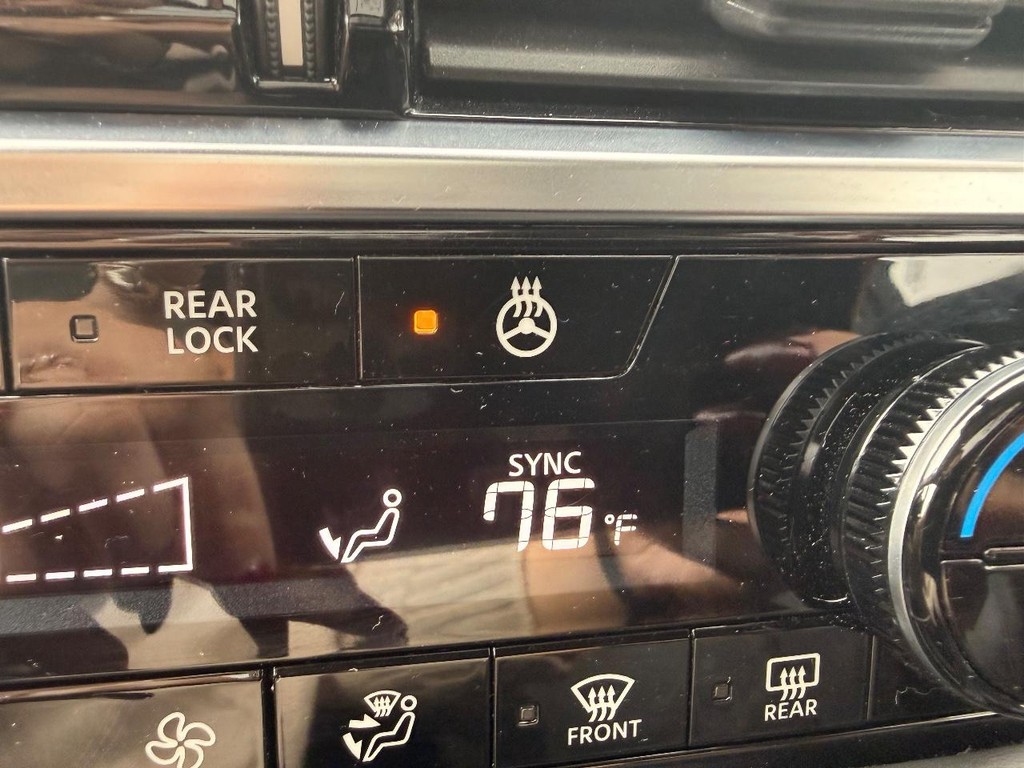 Nissan Pathfinder Vehicle Full-screen Gallery Image 05