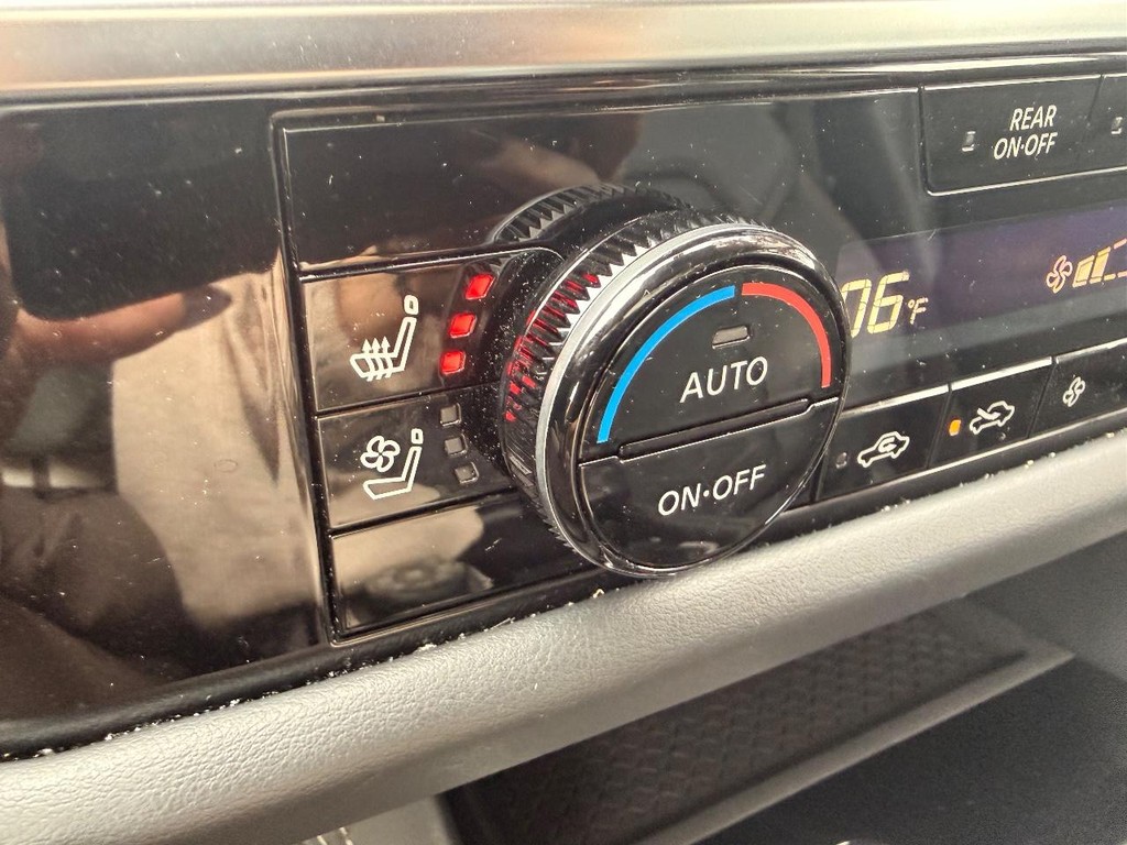 Nissan Pathfinder Vehicle Full-screen Gallery Image 07