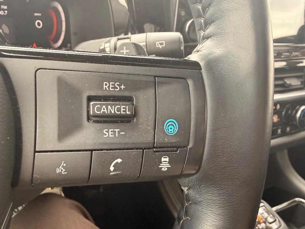 Nissan Pathfinder Vehicle Full-screen Gallery Image 13