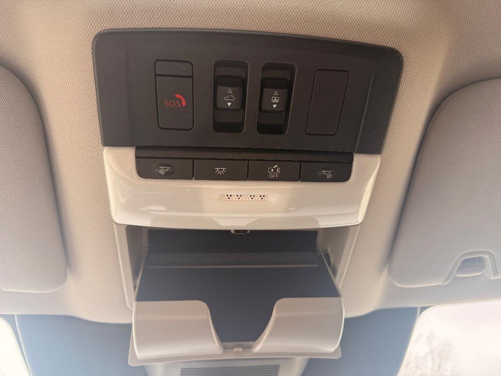 Nissan Pathfinder Vehicle Full-screen Gallery Image 15