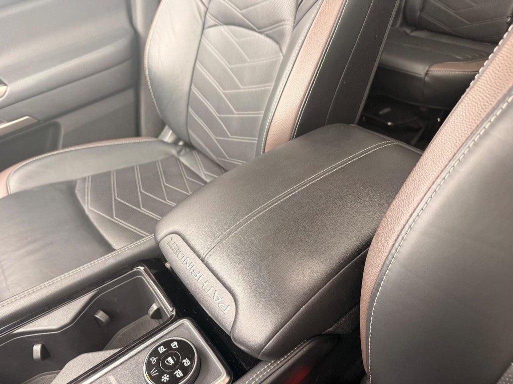 Nissan Pathfinder Vehicle Full-screen Gallery Image 18