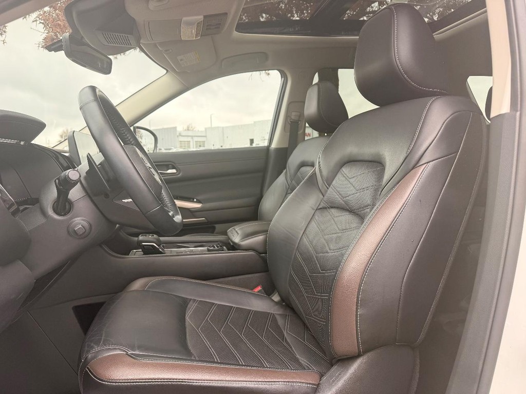 Nissan Pathfinder Vehicle Full-screen Gallery Image 24