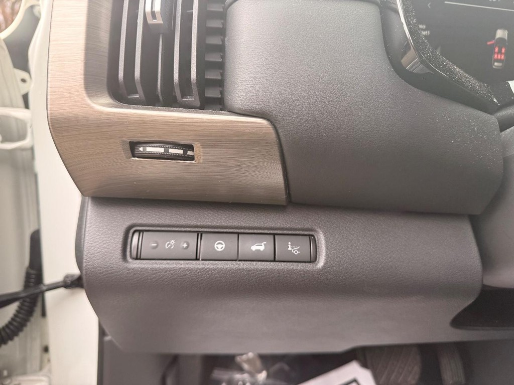 Nissan Pathfinder Vehicle Full-screen Gallery Image 25