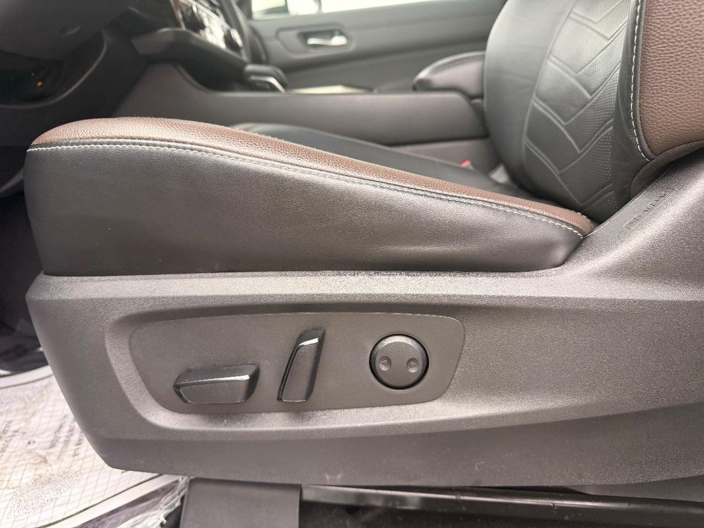 Nissan Pathfinder Vehicle Full-screen Gallery Image 26