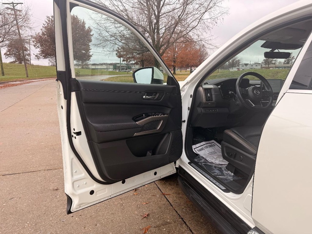 Nissan Pathfinder Vehicle Full-screen Gallery Image 27