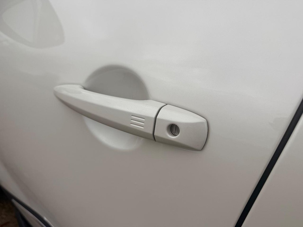 Nissan Pathfinder Vehicle Full-screen Gallery Image 29