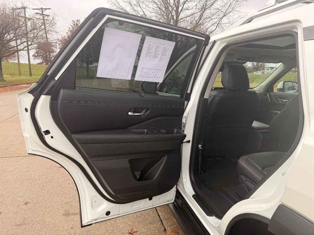 Nissan Pathfinder Vehicle Full-screen Gallery Image 32