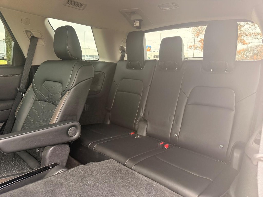 Nissan Pathfinder Vehicle Full-screen Gallery Image 33