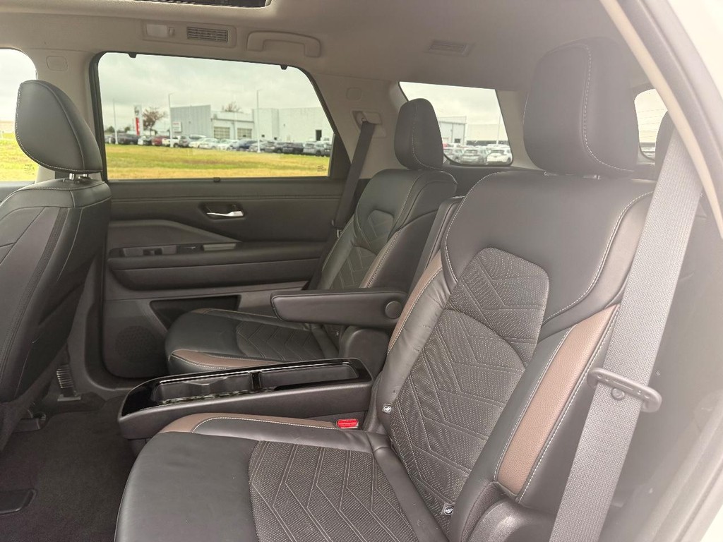 Nissan Pathfinder Vehicle Full-screen Gallery Image 36