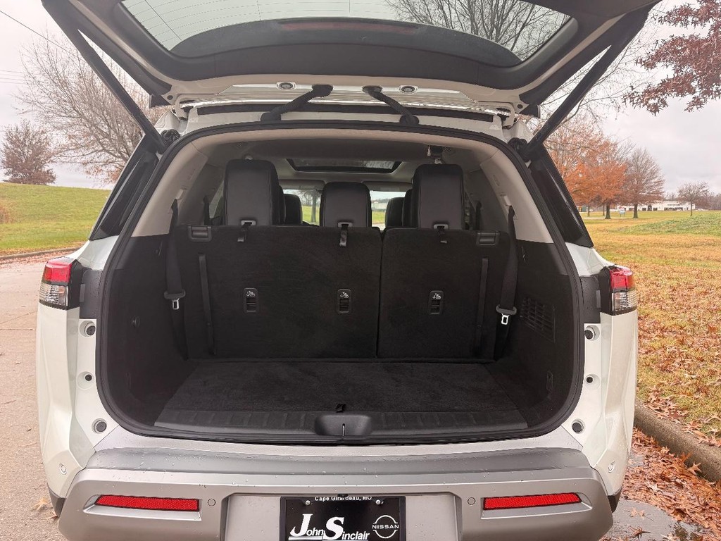 Nissan Pathfinder Vehicle Full-screen Gallery Image 39