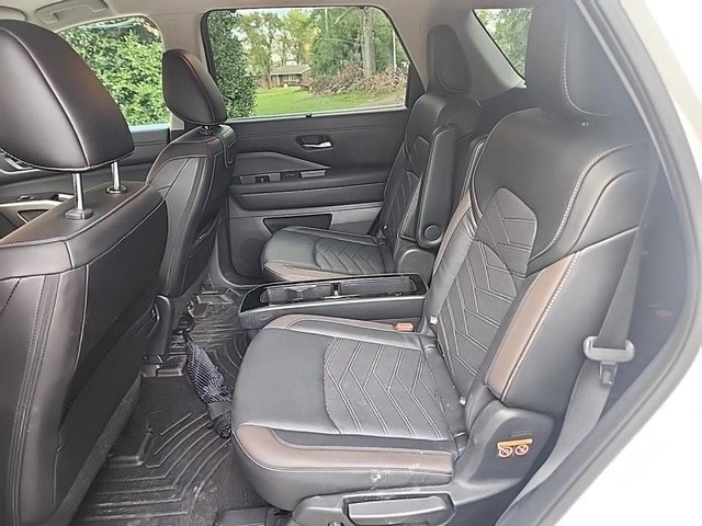 Nissan Pathfinder Vehicle Full-screen Gallery Image 02