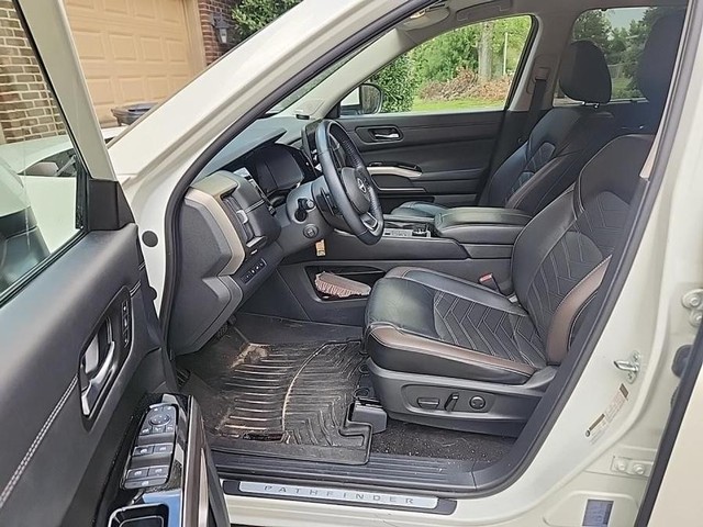 Nissan Pathfinder Vehicle Full-screen Gallery Image 03