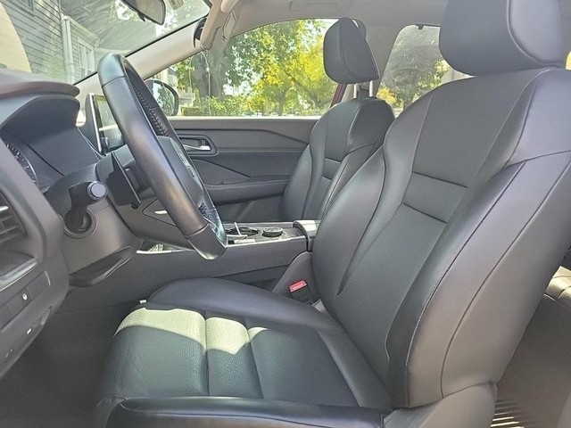 Nissan Rogue Vehicle Full-screen Gallery Image 03