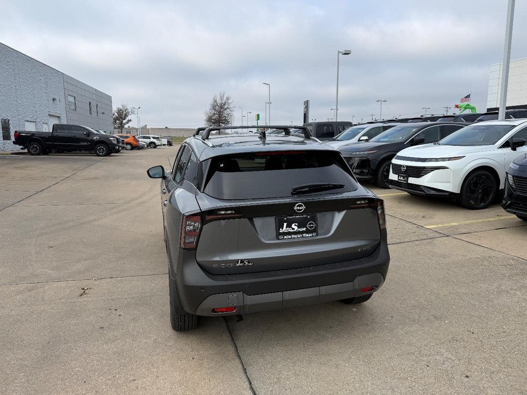 Nissan Kicks Vehicle Full-screen Gallery Image 03