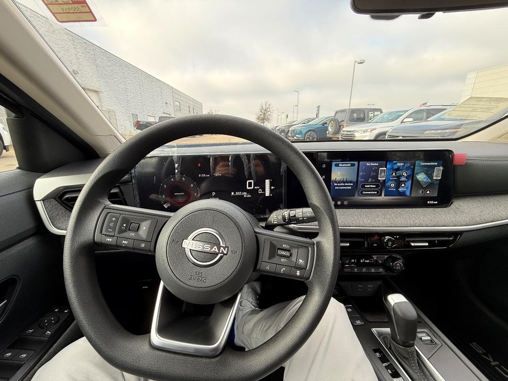 Nissan Kicks Vehicle Full-screen Gallery Image 05