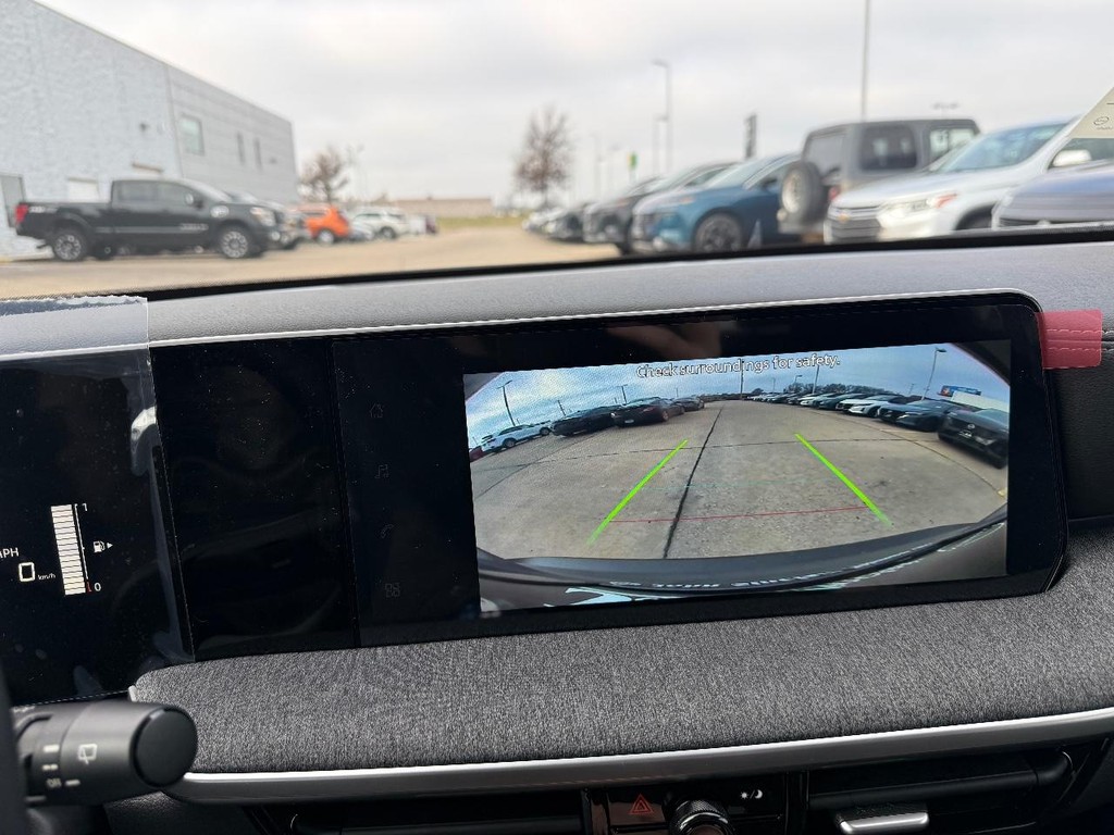 Nissan Kicks Vehicle Full-screen Gallery Image 07