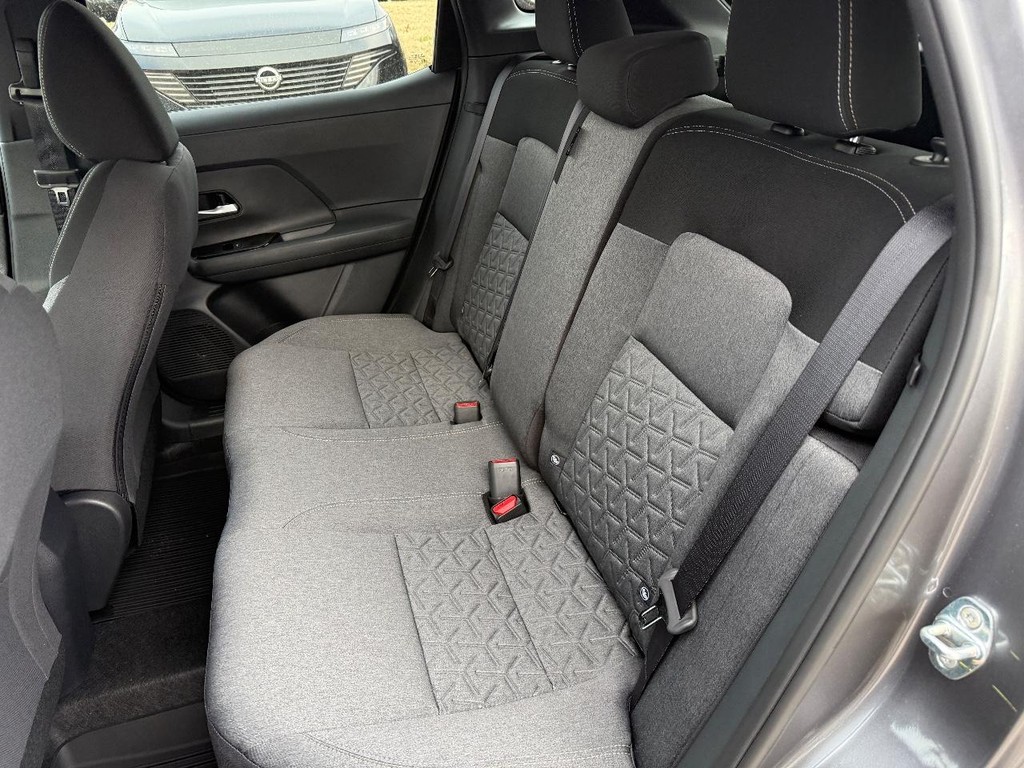 Nissan Kicks Vehicle Full-screen Gallery Image 09