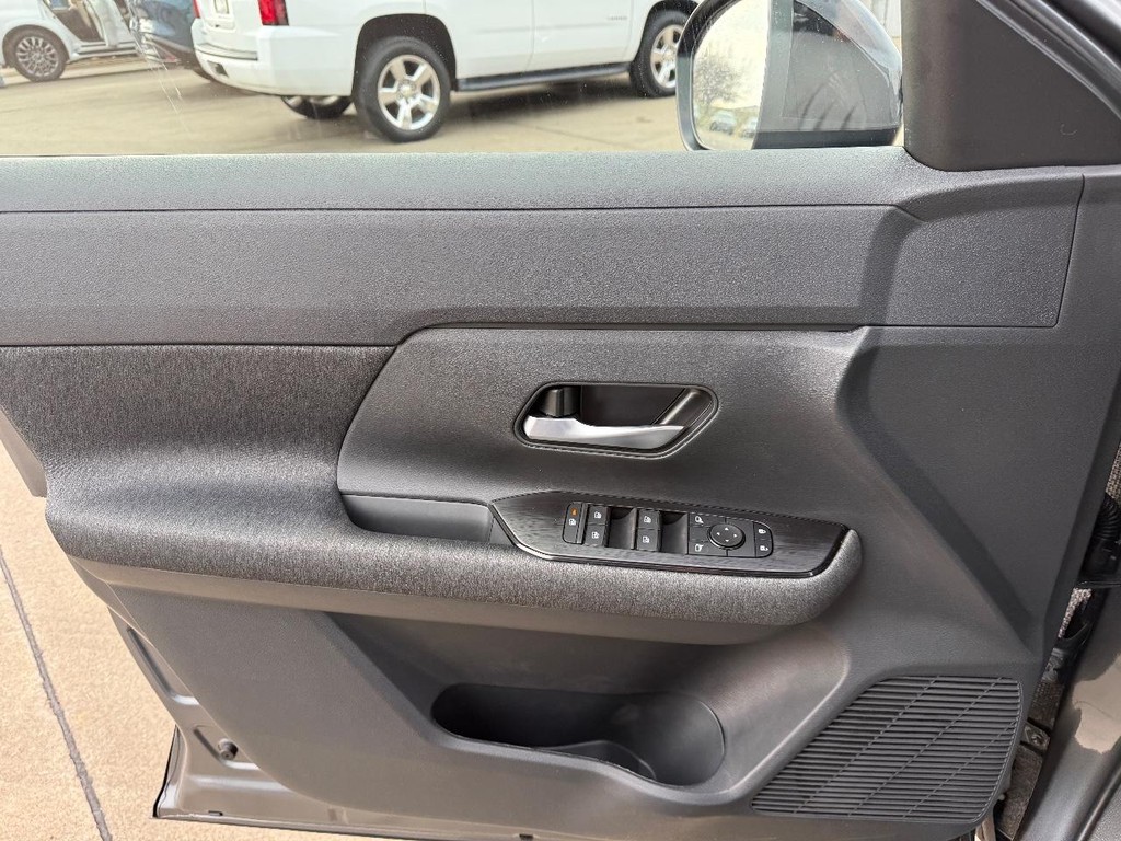 Nissan Kicks Vehicle Full-screen Gallery Image 10