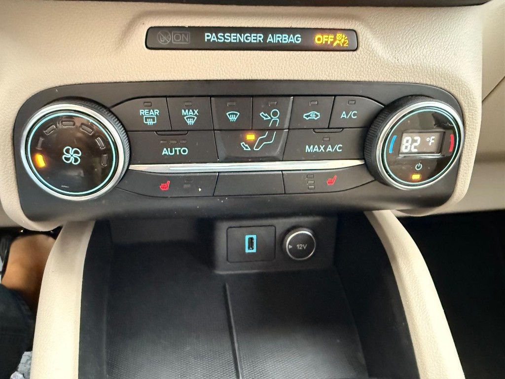 Ford Escape Vehicle Full-screen Gallery Image 07