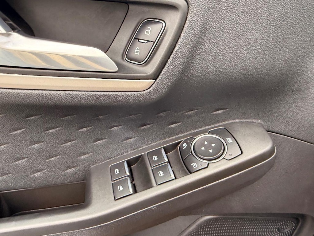 Ford Escape Vehicle Full-screen Gallery Image 15