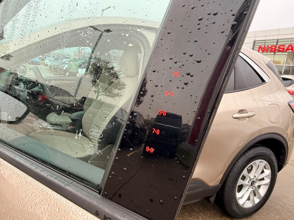 Ford Escape Vehicle Full-screen Gallery Image 17