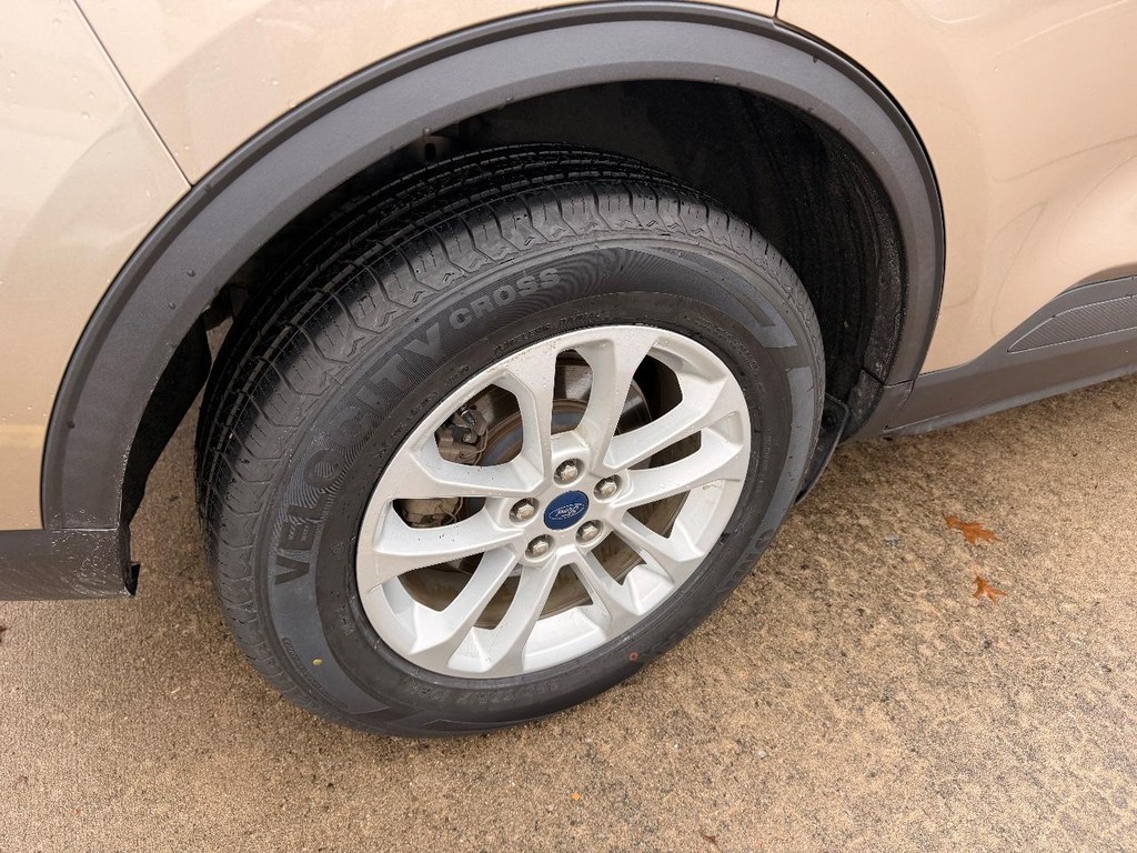 Ford Escape Vehicle Full-screen Gallery Image 24