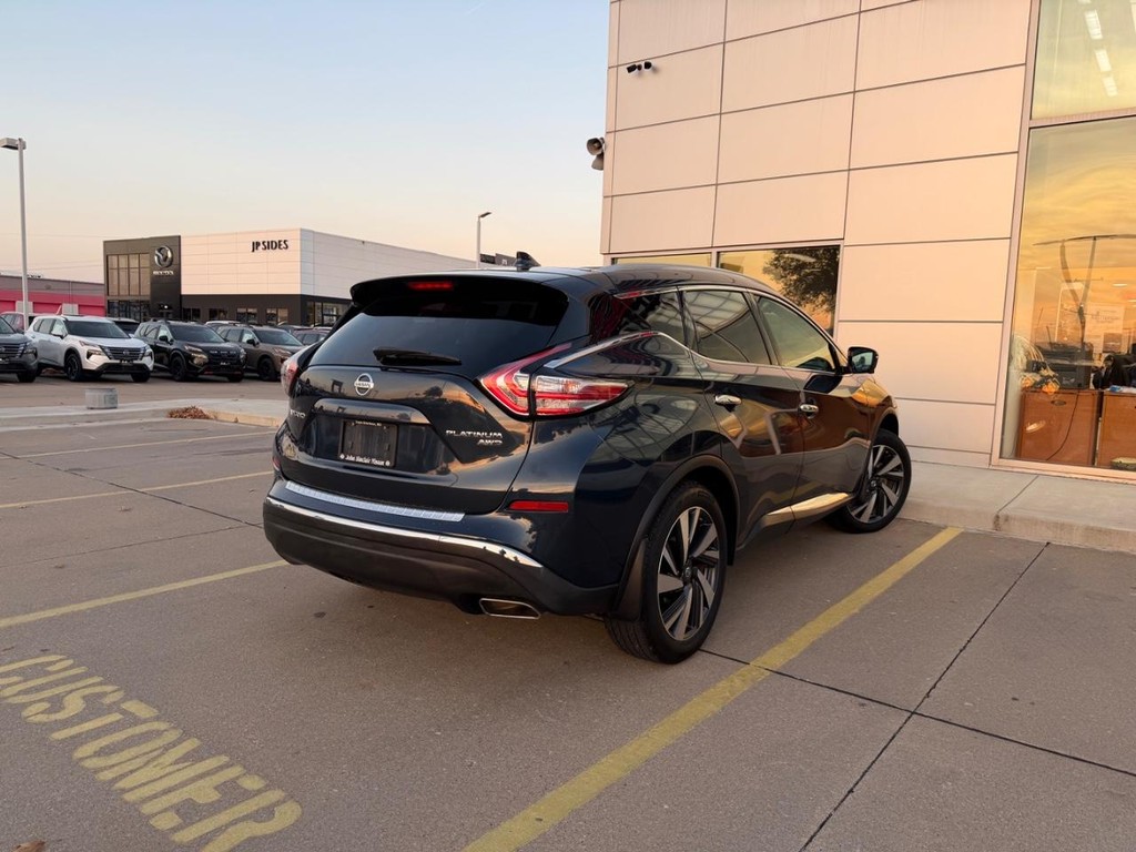 Nissan Murano Vehicle Full-screen Gallery Image 02