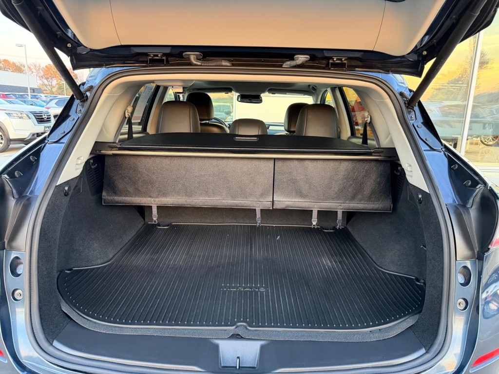 Nissan Murano Vehicle Full-screen Gallery Image 03