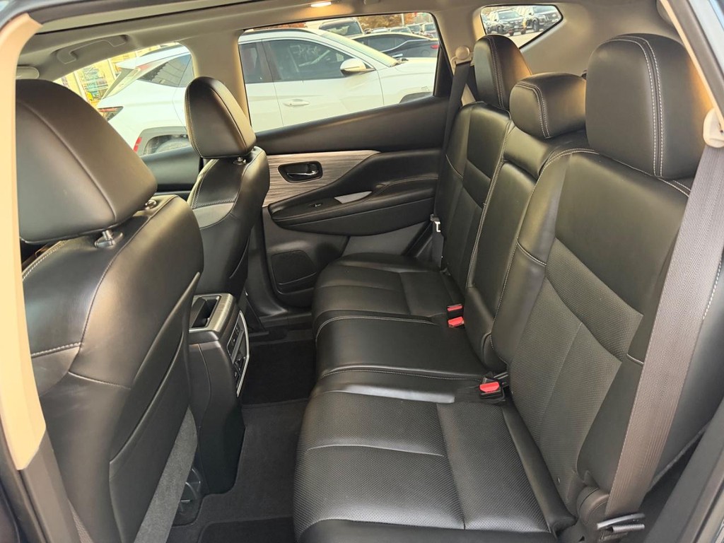 Nissan Murano Vehicle Full-screen Gallery Image 04