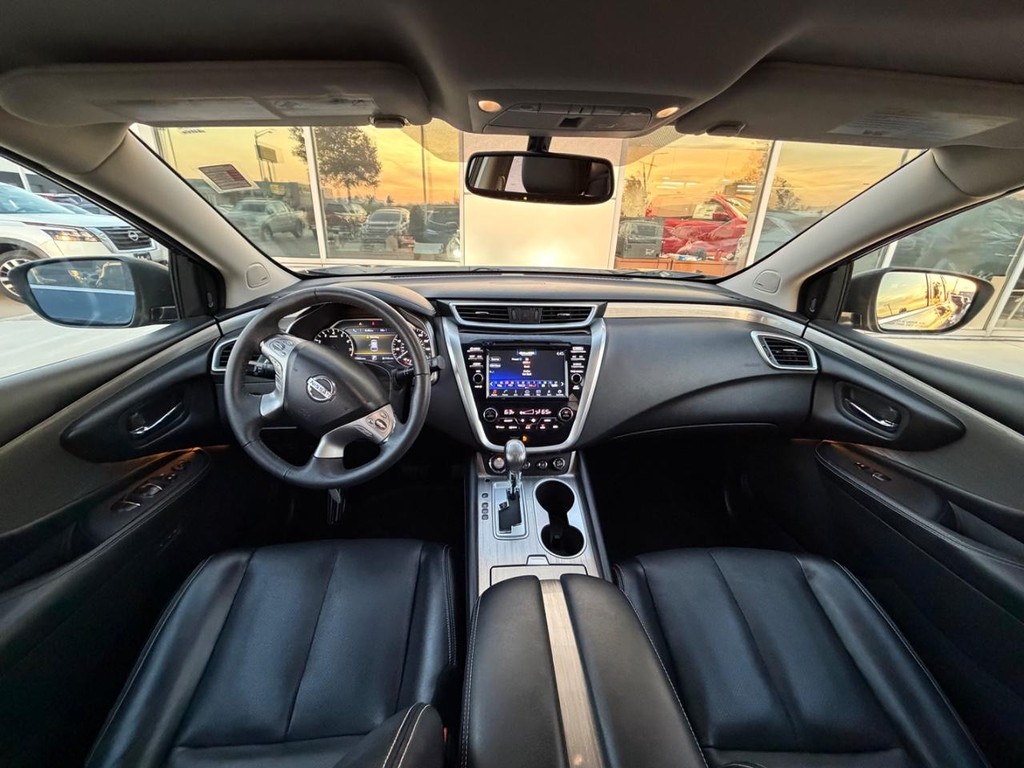 Nissan Murano Vehicle Full-screen Gallery Image 05