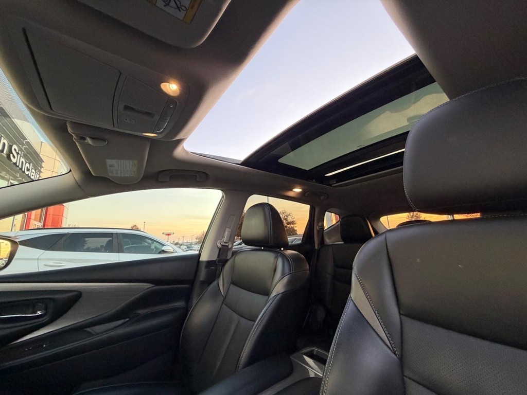 Nissan Murano Vehicle Full-screen Gallery Image 06