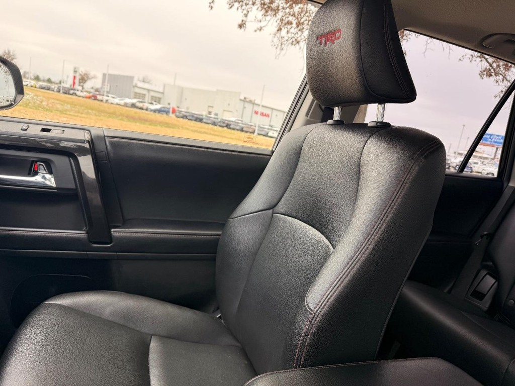 Toyota 4Runner Vehicle Full-screen Gallery Image 06