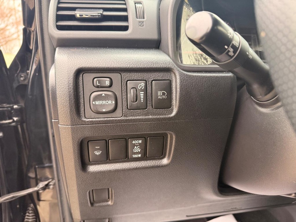 Toyota 4Runner Vehicle Full-screen Gallery Image 12