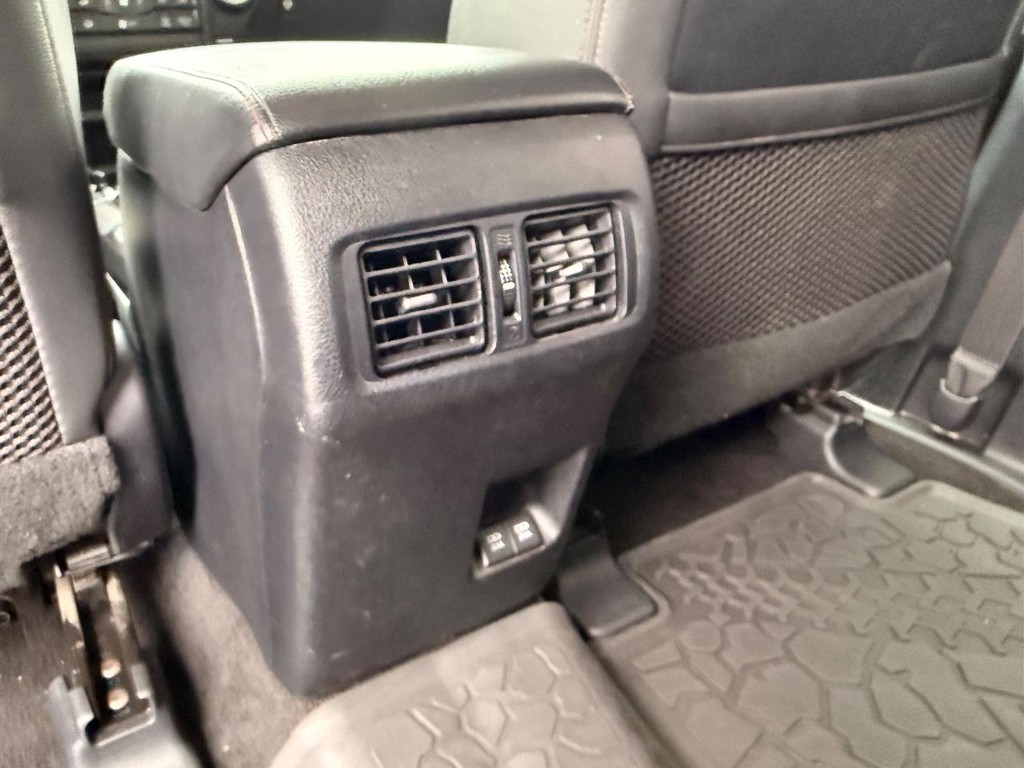 Toyota 4Runner Vehicle Full-screen Gallery Image 16