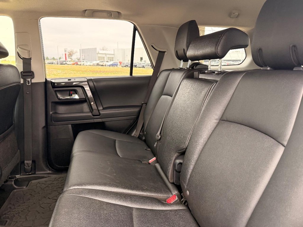 Toyota 4Runner Vehicle Full-screen Gallery Image 18