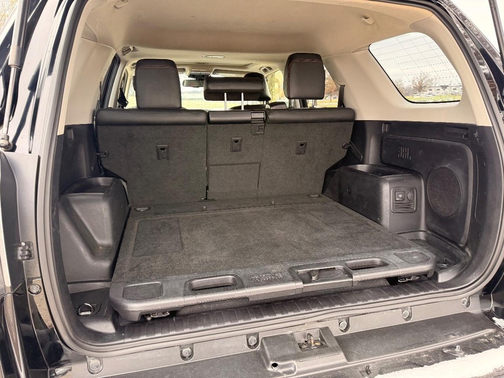 Toyota 4Runner Vehicle Full-screen Gallery Image 19