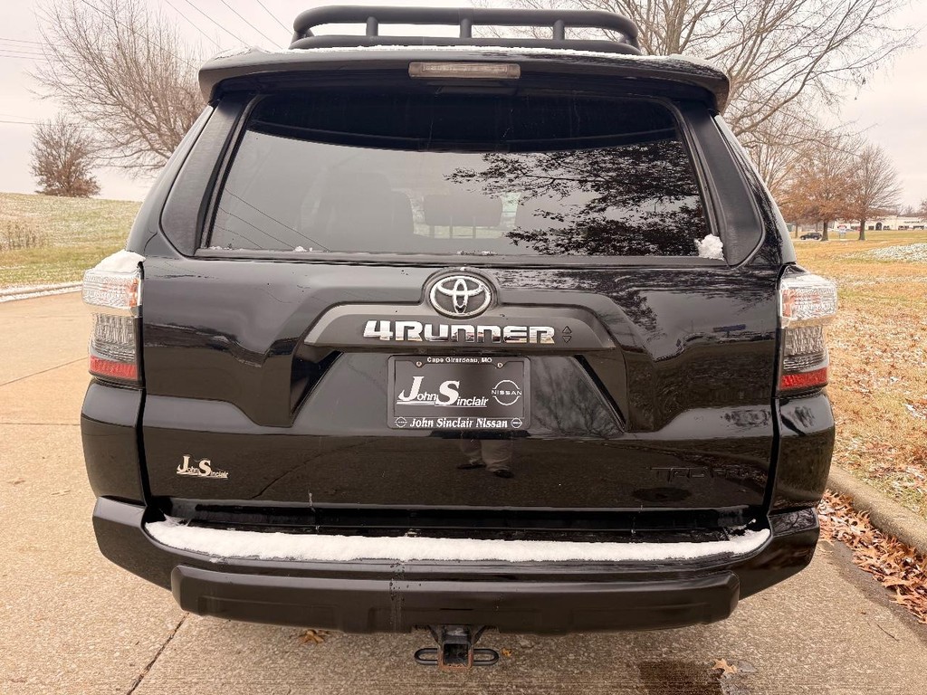 Toyota 4Runner Vehicle Full-screen Gallery Image 20
