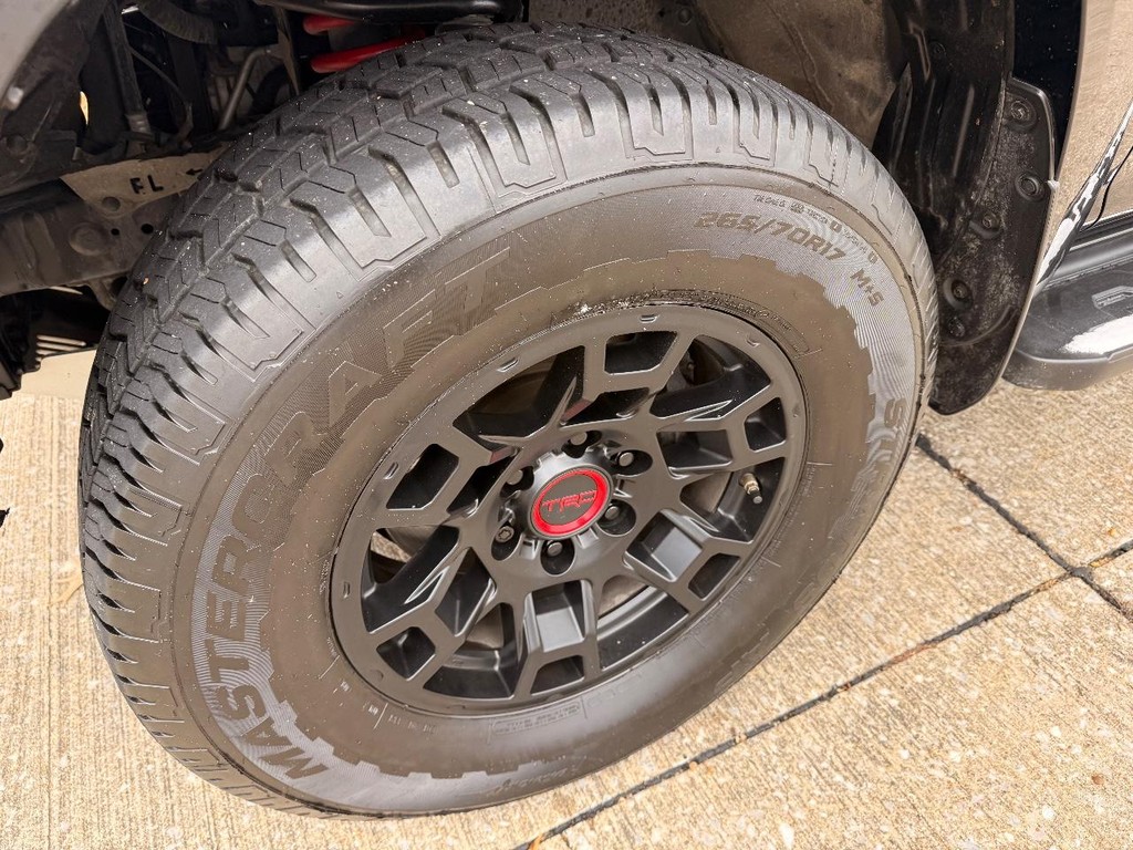 Toyota 4Runner Vehicle Full-screen Gallery Image 22