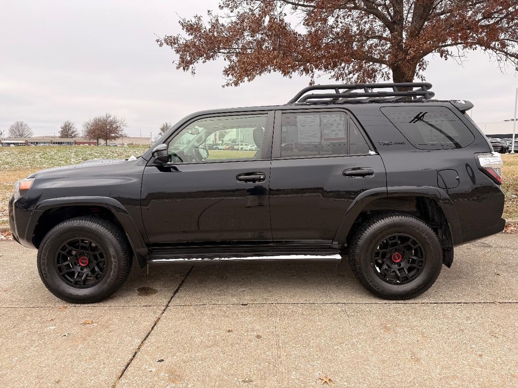 Toyota 4Runner Vehicle Full-screen Gallery Image 24