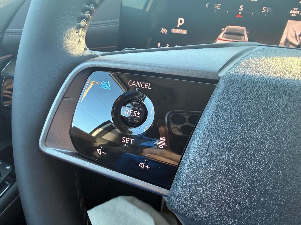 Nissan Murano Vehicle Full-screen Gallery Image 09