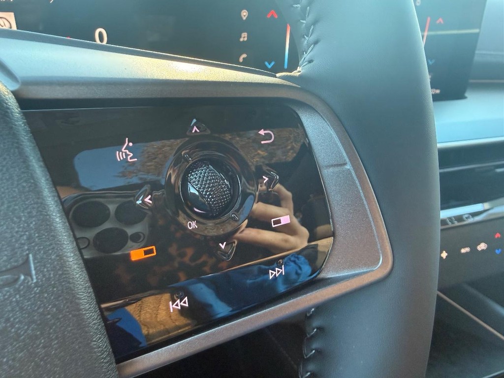 Nissan Murano Vehicle Full-screen Gallery Image 10