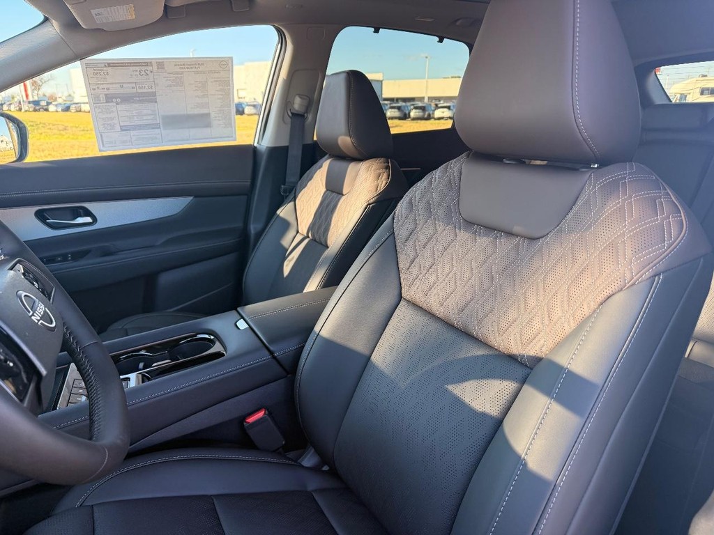 Nissan Murano Vehicle Full-screen Gallery Image 22