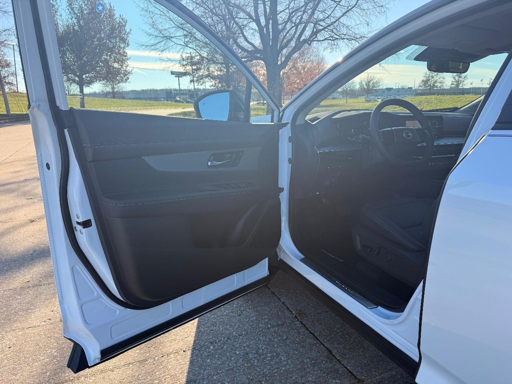 Nissan Murano Vehicle Full-screen Gallery Image 24